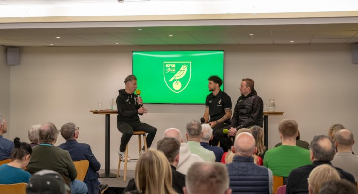 Darren Eadie questioning Norwich city players