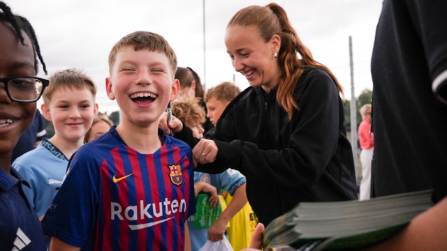Millie Daviss signing a participant's shirt